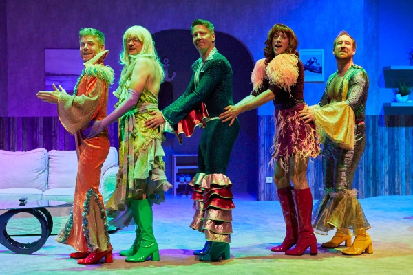 Bunte Komödienvielfalt mit Gastspiel aus dem Mutterhaus