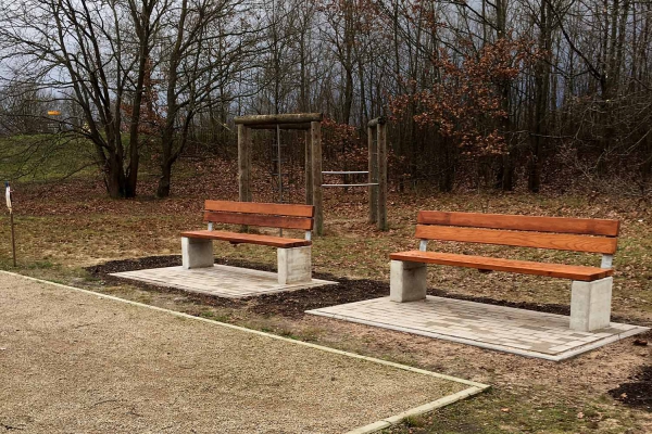 Bänke am Bouleplatz