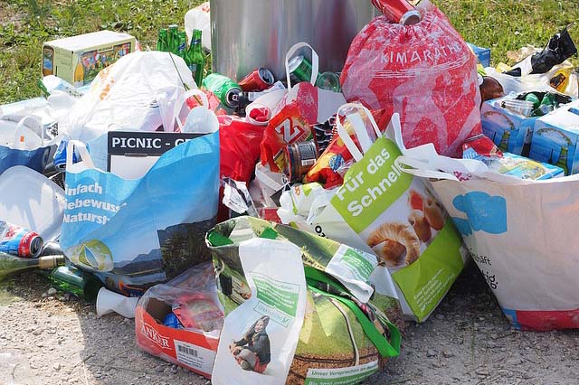 garbage 1260833 640x426