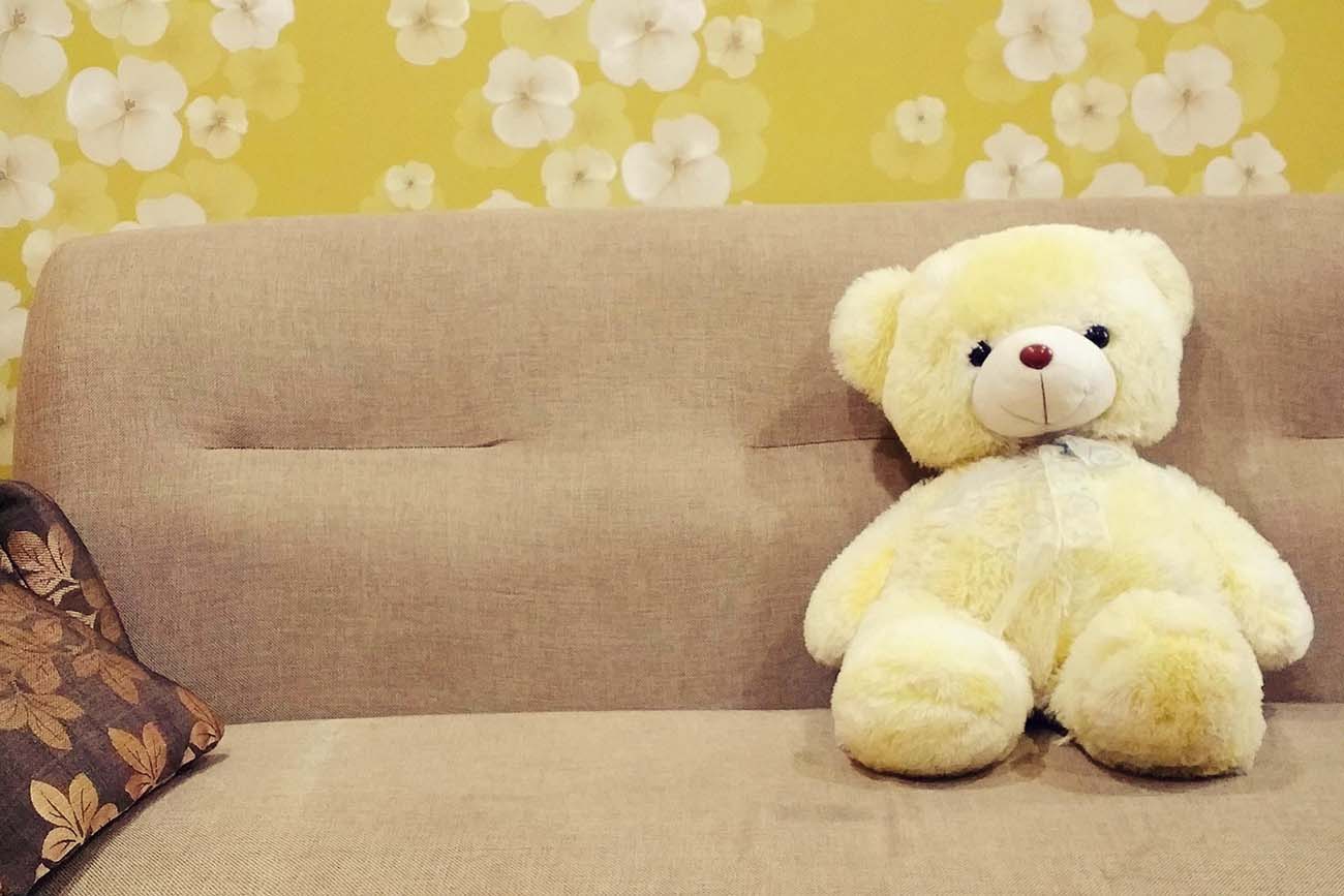 sofa-teddy-bear-1853609-3x2-1300px